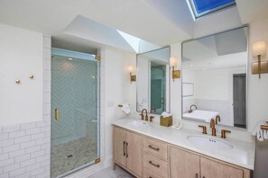 Een douche, een haardroger, handdoeken