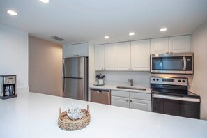 Fridge, microwave, oven, stovetop - Beach Villa 2625 Gulf View Bliss: Spacious 2BR/2BA on Captiva Island (Captiva)