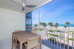 Outdoor dining - Beach Villa 2625 Gulf View Bliss: Spacious 2BR/2BA on Captiva Island (Captiva)