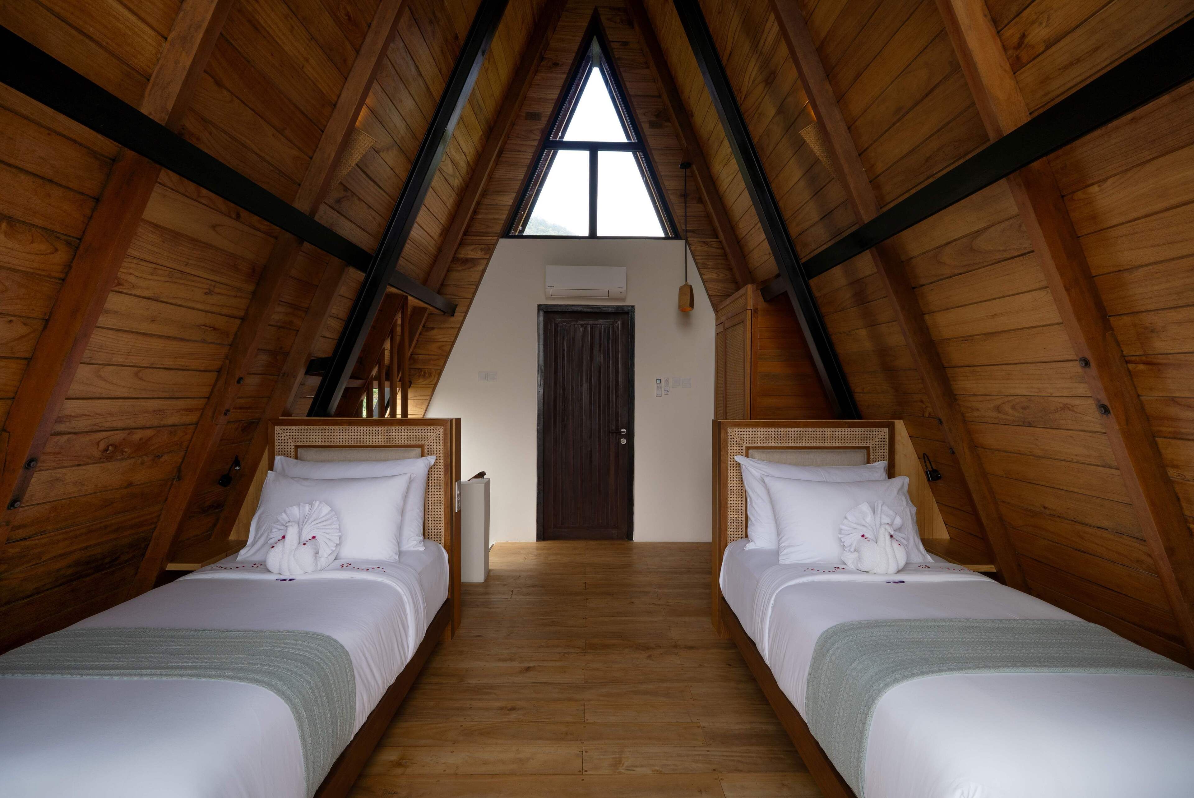 Minibar, desk, free WiFi