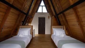 Minibar, desk, free WiFi