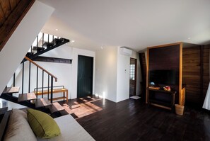 Minibar, escritorio y wifi gratis 