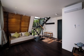 54-inch flat-screen TV with digital channels, Netflix - Tamblingan Village (Munduk)