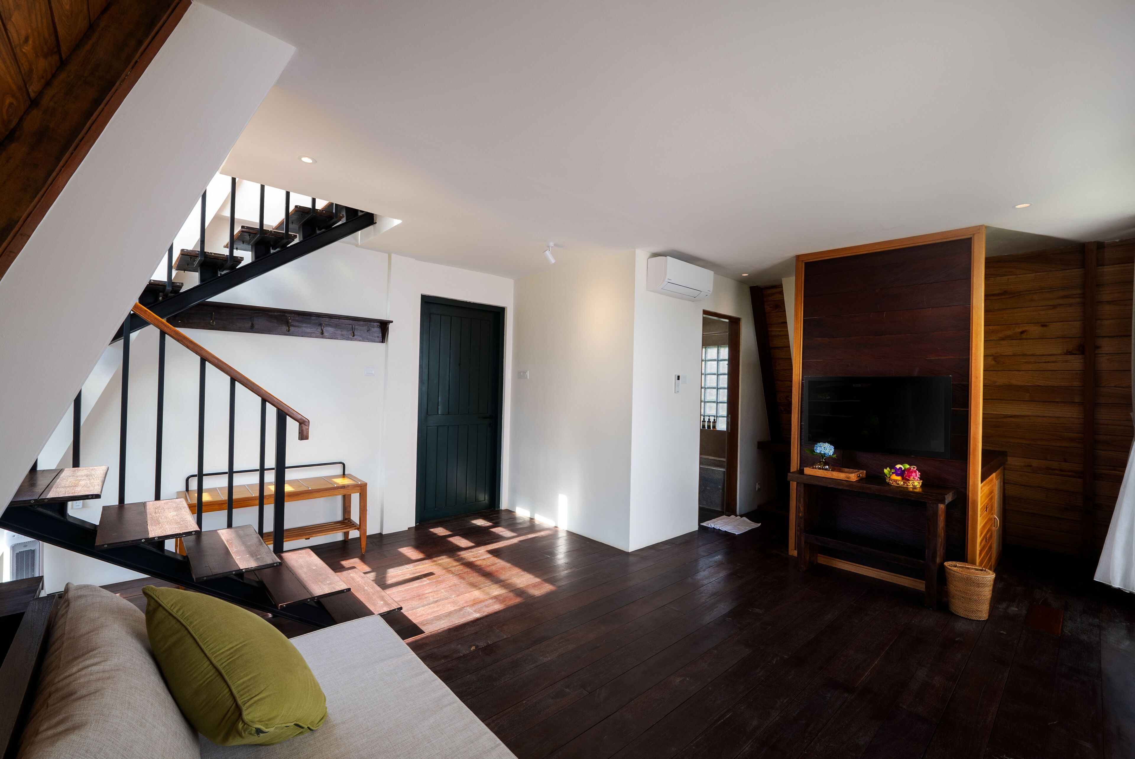 ทีวีจอแบน 54 นิ้ว พร้อมช่องดิจิตอล, Netflix, บริการสตรีมมิ่ง