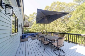 Outdoor dining - Welcome to Plaisir d’Amour — “The Pleasure of Love”!  Sleeping 10! (Dennis)