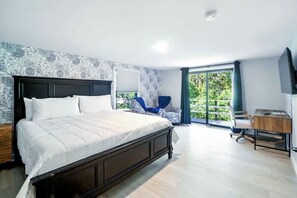 4 bedrooms, iron/ironing board, free WiFi - Welcome to Plaisir d’Amour — “The Pleasure of Love”!  Sleeping 10! (Dennis)