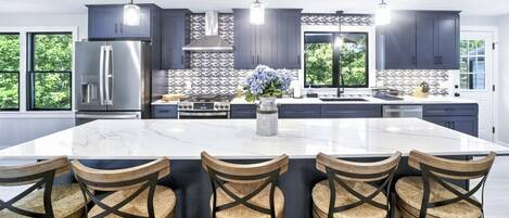 ثلاجة، ميكروويف، فرن، موقد طهي مسطح