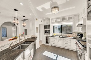 Fridge, microwave, oven, stovetop - Near Beach / Las Olas / Heated Pool / Grand Residence / Merlot Key (Fort Lauderdale)
