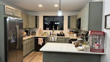 Frigorífico, microondas, horno y placa de cocina