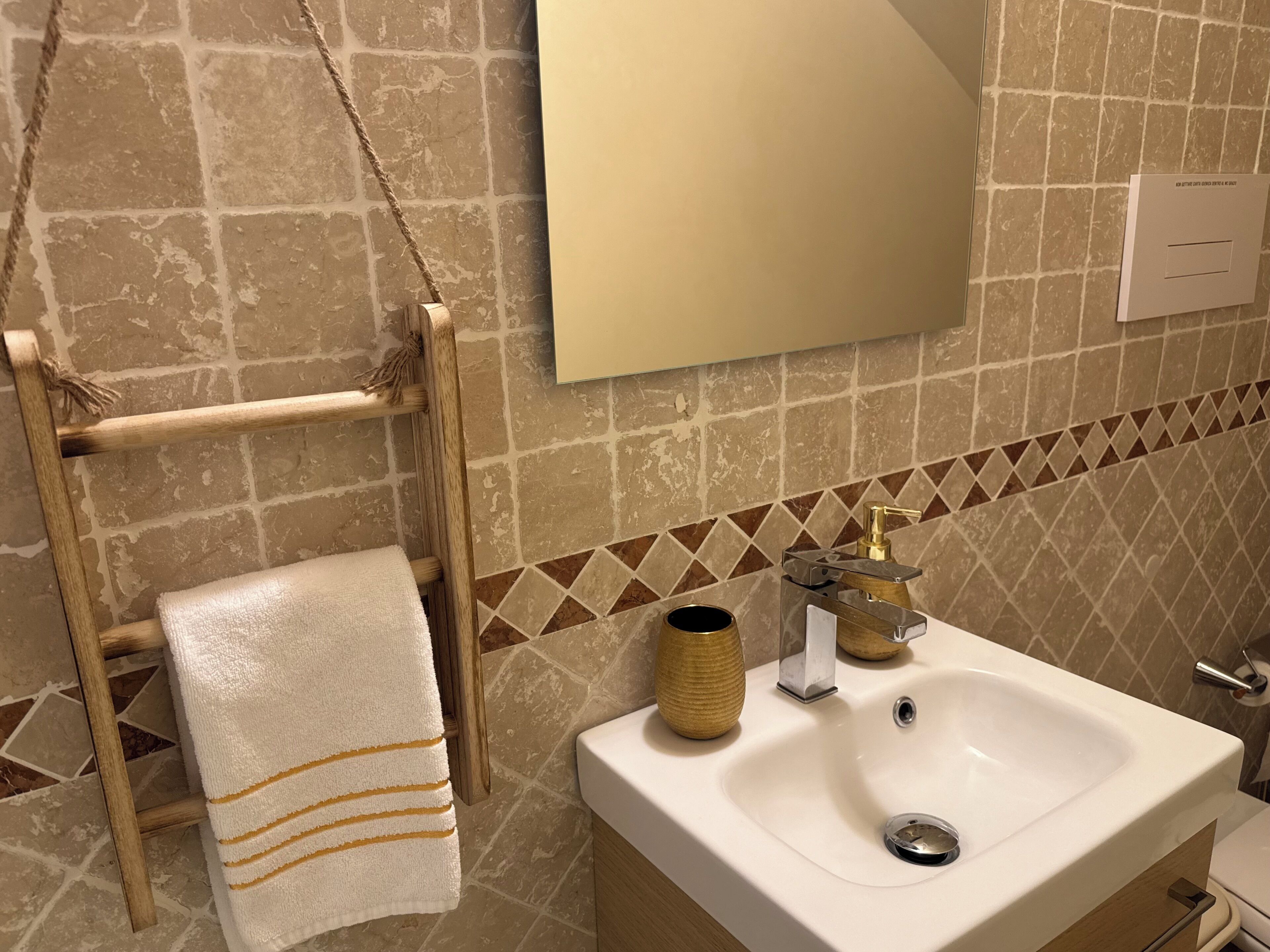 Ducha, secador de pelo, bidé y toallas