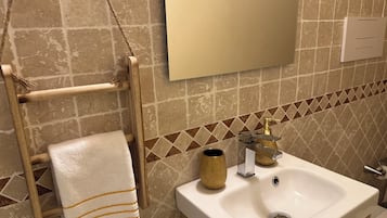 Dusche, Haartrockner, Bidet, Handtücher