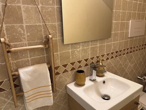 Een douche, een haardroger, een bidet, handdoeken