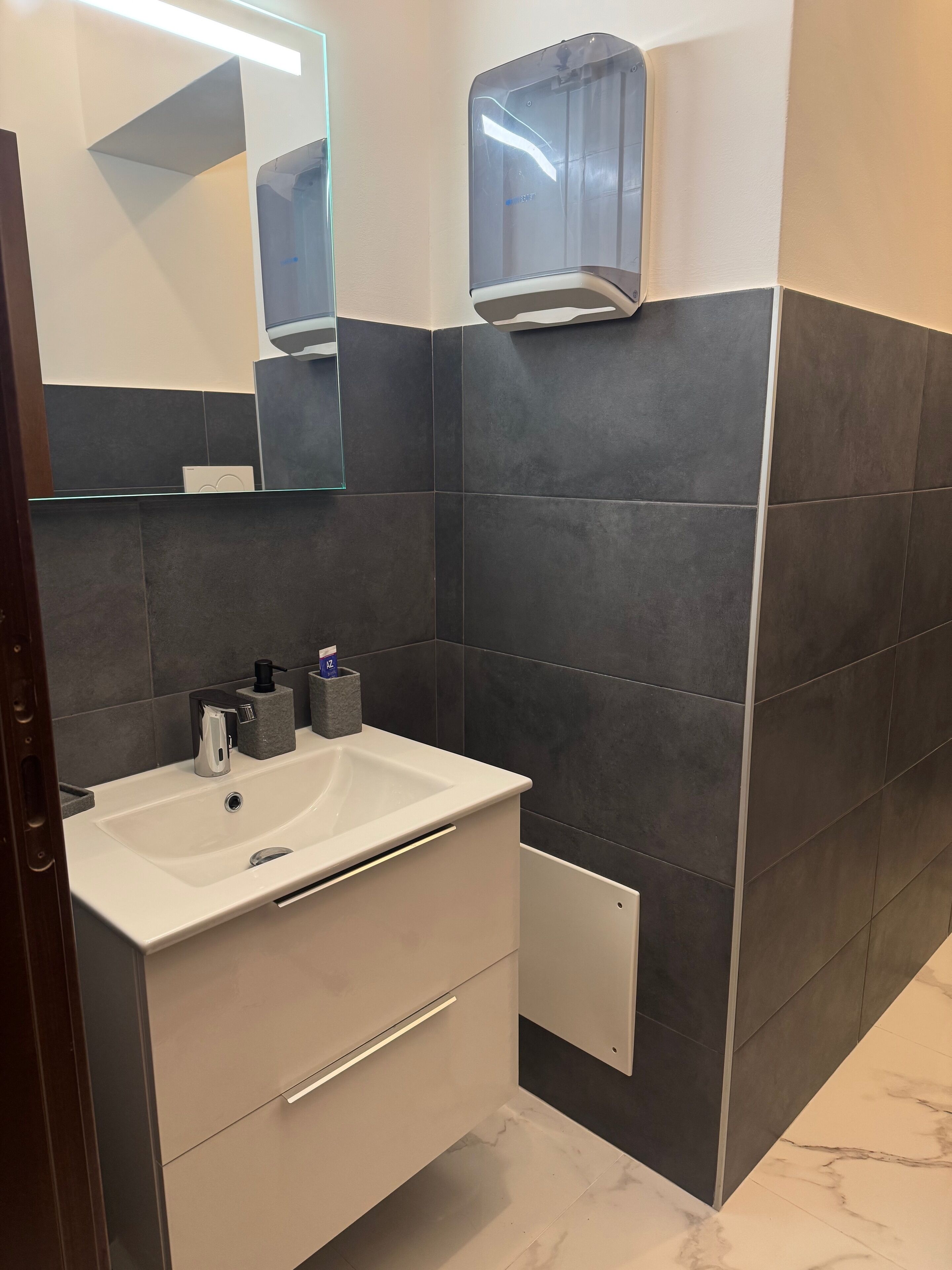 Douche, sèche-cheveux, bidet, serviettes fournies