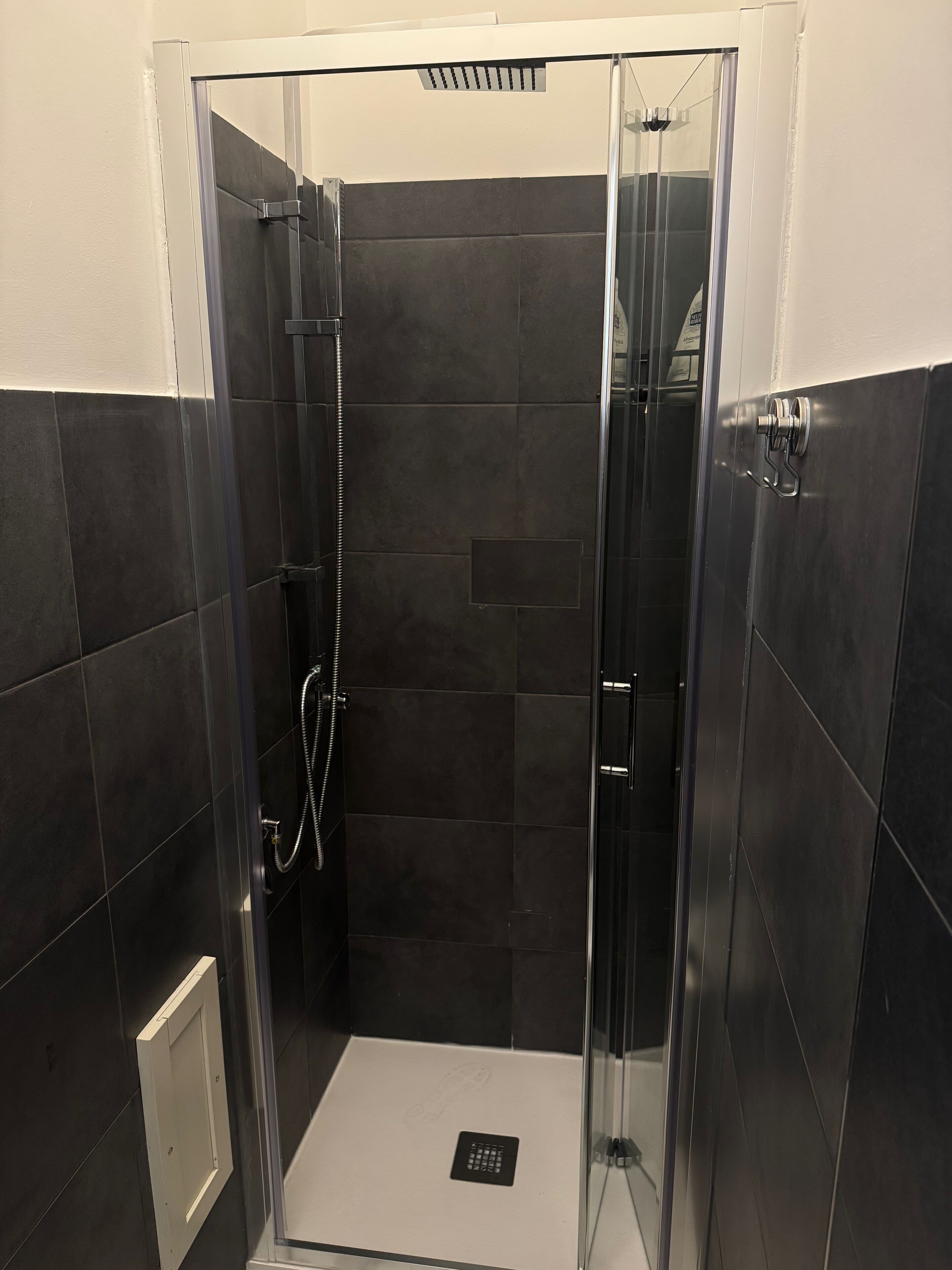 Douche, sèche-cheveux, bidet, serviettes fournies