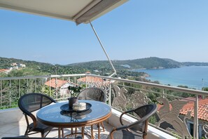 Outdoor dining - Apartment 'One Bedroom   2' with Sea View, Wi-Fi and Air Conditioning (skoutari)