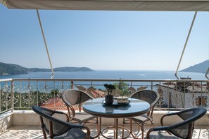 Outdoor dining - Apartment 'One Bedroom   2' with Sea View, Wi-Fi and Air Conditioning (skoutari)