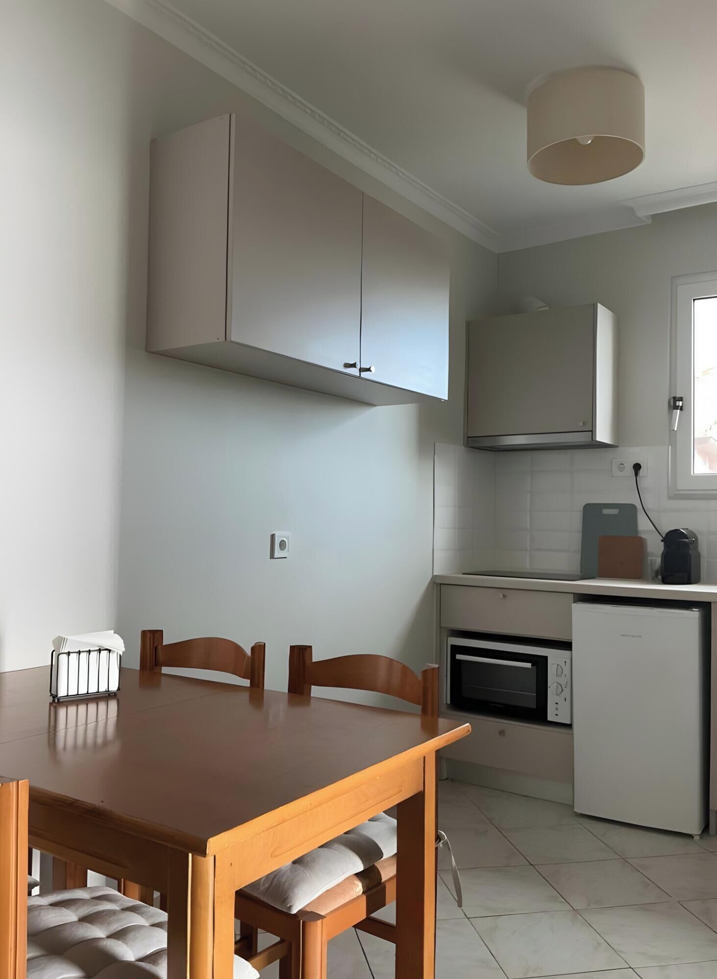 Fridge, oven, stovetop, coffee/tea maker