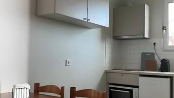 Fridge, oven, stovetop, coffee/tea maker