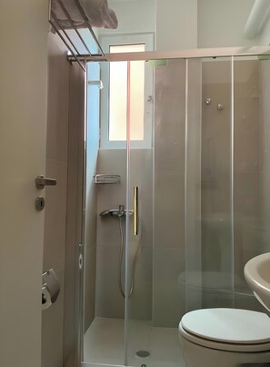 Een douche, een haardroger, handdoeken