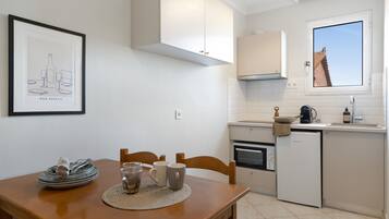 Fridge, oven, stovetop, coffee/tea maker