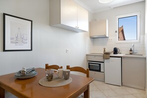 Frigorífico, horno, placa de cocina y cafetera o tetera