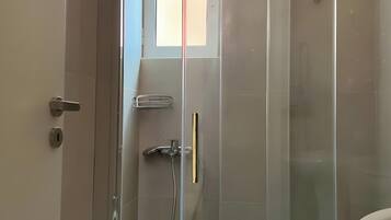 Douche, sĂšche-cheveux, serviettes fournies