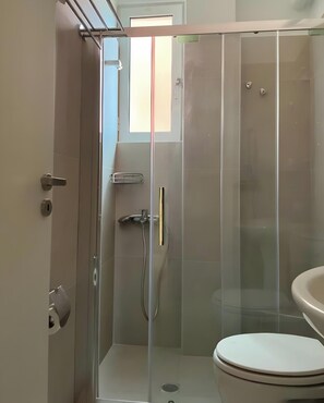 Dusche, Haartrockner, Handtücher