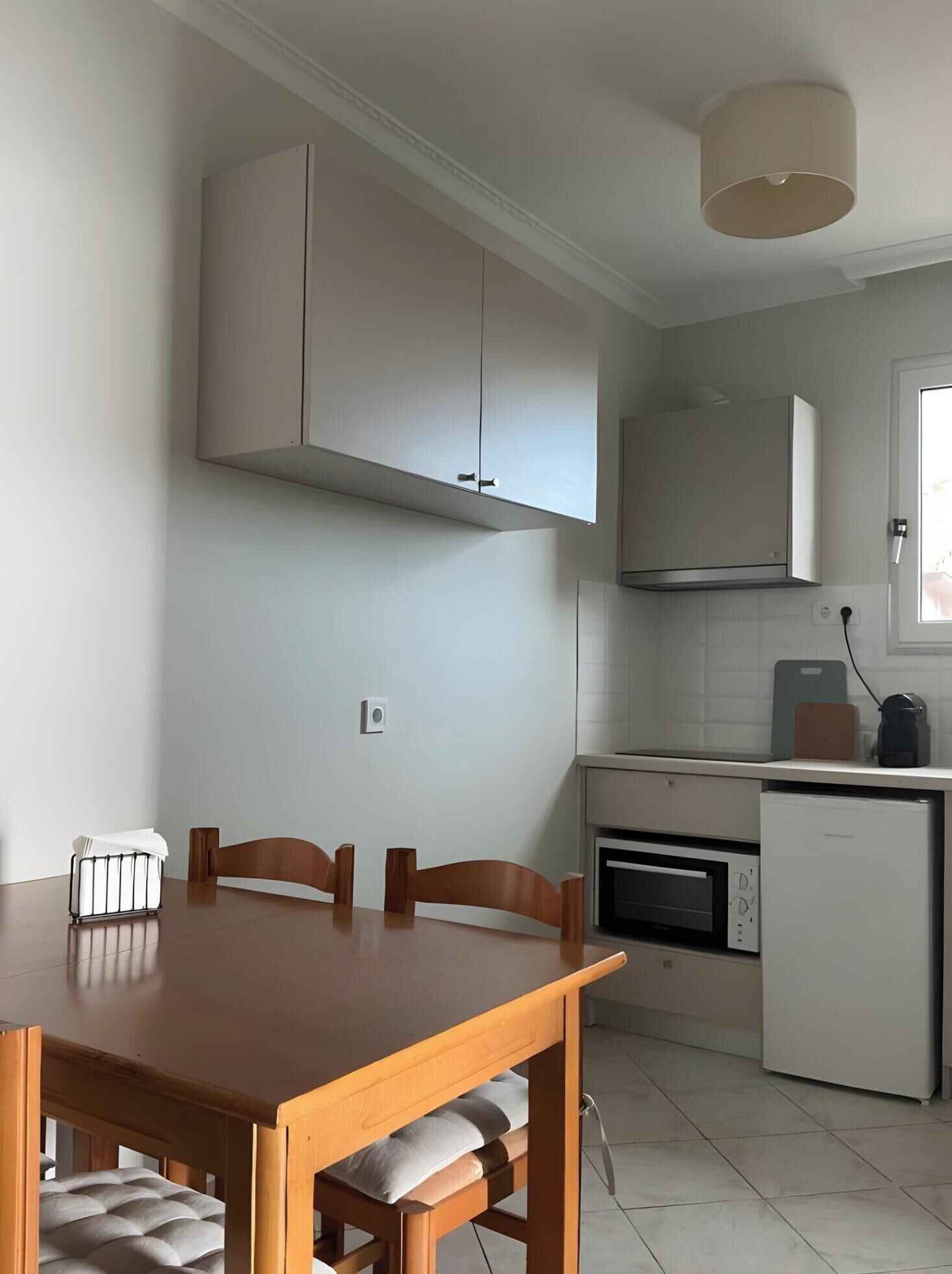 Kühlschrank, Ofen, Herdplatte, Wasserkocher mit Kaffee-/Teezubehör