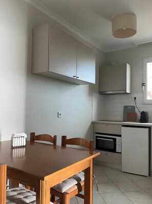 Kühlschrank, Ofen, Herdplatte, Wasserkocher mit Kaffee-/Teezubehör