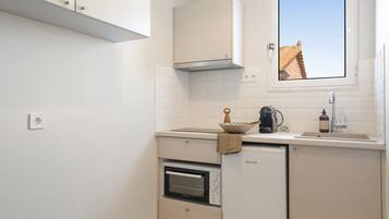 Refrigerador, horno, parrilla de estufa y cafetera y tetera