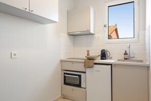 Fridge, oven, stovetop, coffee/tea maker - Apartment 'One Bedroom  5' with Sea View, Wi-Fi and Air Conditioning (skoutari)