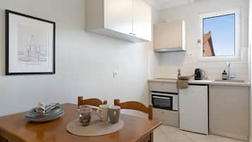 Refrigerador, horno, parrilla de estufa y cafetera y tetera