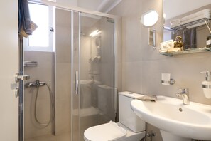 Een douche, een haardroger, handdoeken