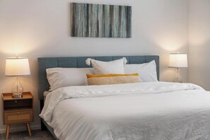 3 bedrooms, desk, WiFi, bed sheets - Uptown Retreat on Clark Street (Harbor Springs)