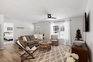 3 bedrooms, desk, WiFi, bed sheets - Uptown Retreat on Clark Street (Harbor Springs)