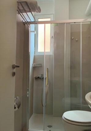 Een douche, een haardroger, handdoeken