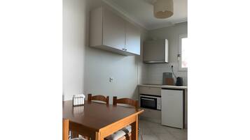 Fridge, oven, stovetop, coffee/tea maker