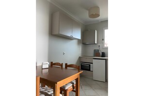 Een koelkast, een oven, een kookplaat, een koffiezetapparaat/waterkoker