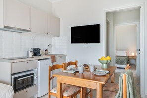 Een koelkast, een oven, een kookplaat, een koffiezetapparaat/waterkoker