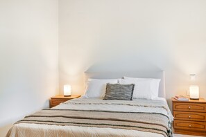 1 dormitorio, tabla de planchar con plancha, wifi y ropa de cama