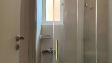 Chuveiro, secador de cabelo, toalhas de banho