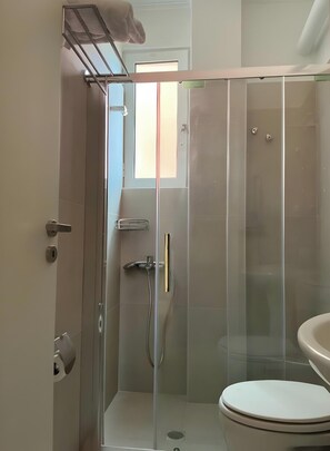 Chuveiro, secador de cabelo, toalhas de banho 