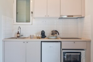 Fridge, oven, stovetop, coffee/tea maker - Apartment 'One Bedroom  7' with Private Terrace, Wi-Fi and Air Conditioning (skoutari)