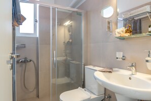 Shower, hair dryer, towels - Room 'Standard 4' with Shared Terrace, Wi-Fi and Air Conditioning (skoutari)