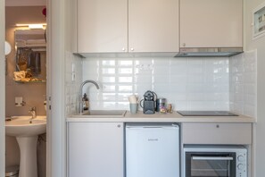 Fridge, oven, stovetop, coffee/tea maker - Room 'Standard 4' with Shared Terrace, Wi-Fi and Air Conditioning (skoutari)