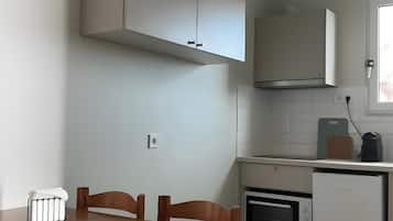 Kühlschrank, Ofen, Herdplatte, Wasserkocher mit Kaffee-/Teezubehör