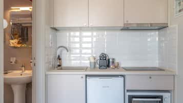 Fridge, oven, stovetop, coffee/tea maker