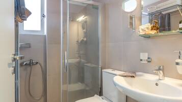 Douche, sèche-cheveux, serviettes fournies