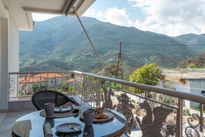 Outdoor dining - Room 'Standard Studio 3' with Shared Terrace, Wi-Fi and Air Conditioning (skoutari)