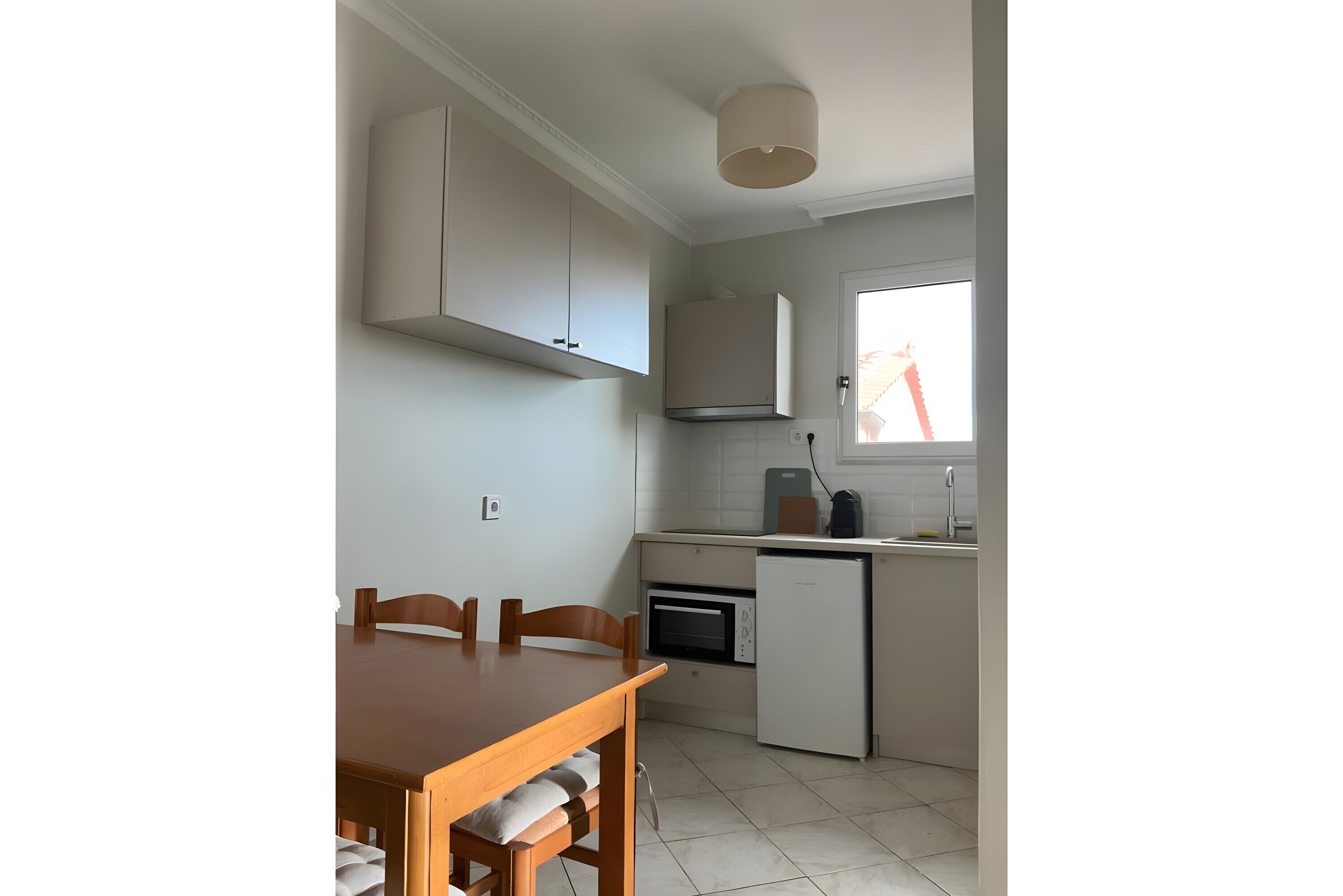 Kühlschrank, Ofen, Herdplatte, Wasserkocher mit Kaffee-/Teezubehör